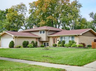 1916 N Spruce Ter, Arlington Heights, IL 60004