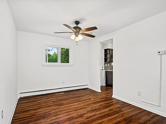 4th image of 190 Maple Ave