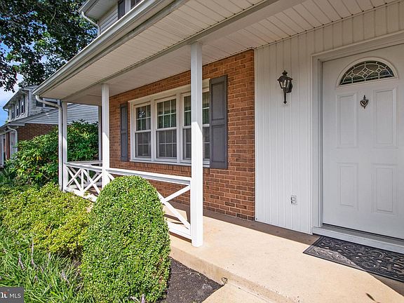 3rd image of 28 Yearsley Dr