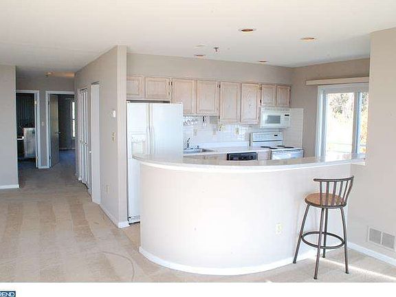 2nd image of 5219 Le Parc Dr #J-1