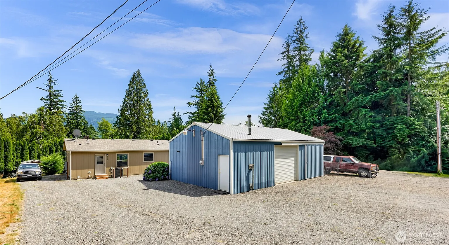 582 Summit Place photo 1