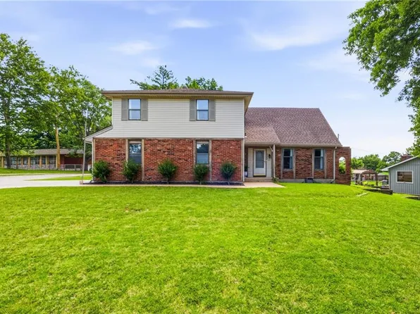 5233 N Old Pike Rd, Gladstone, MO 64118