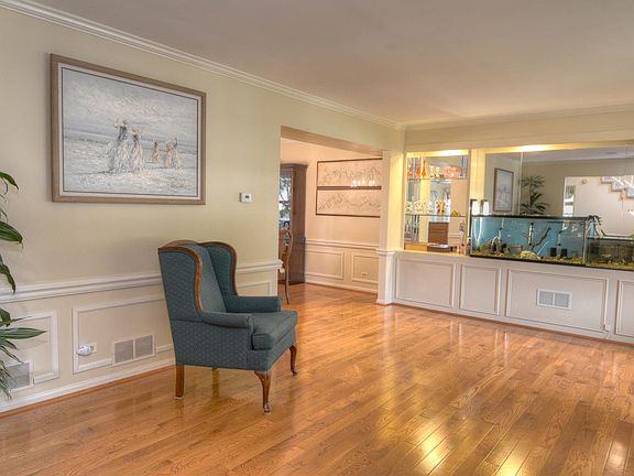3rd image of 335 Bloomfield Cir