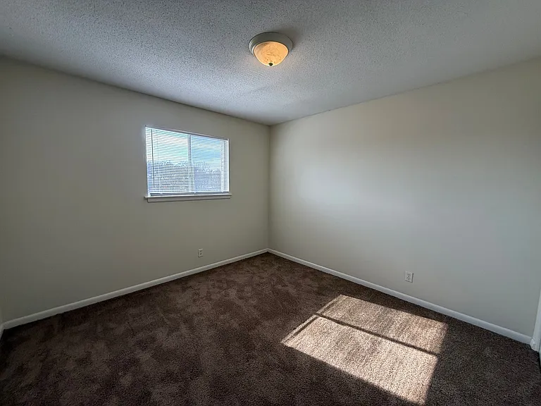 5811 Maple St — Photo 4