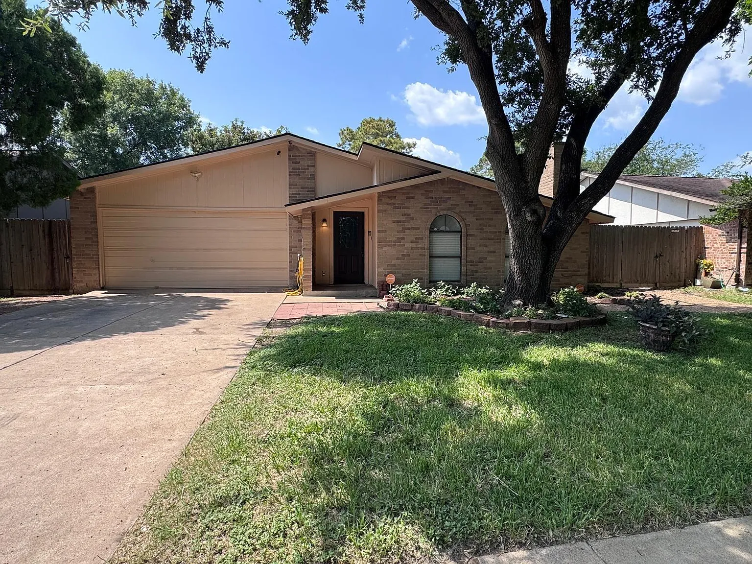 3 bed, 2.0 bath, 1828 sqft, $2,000 — Photo 3