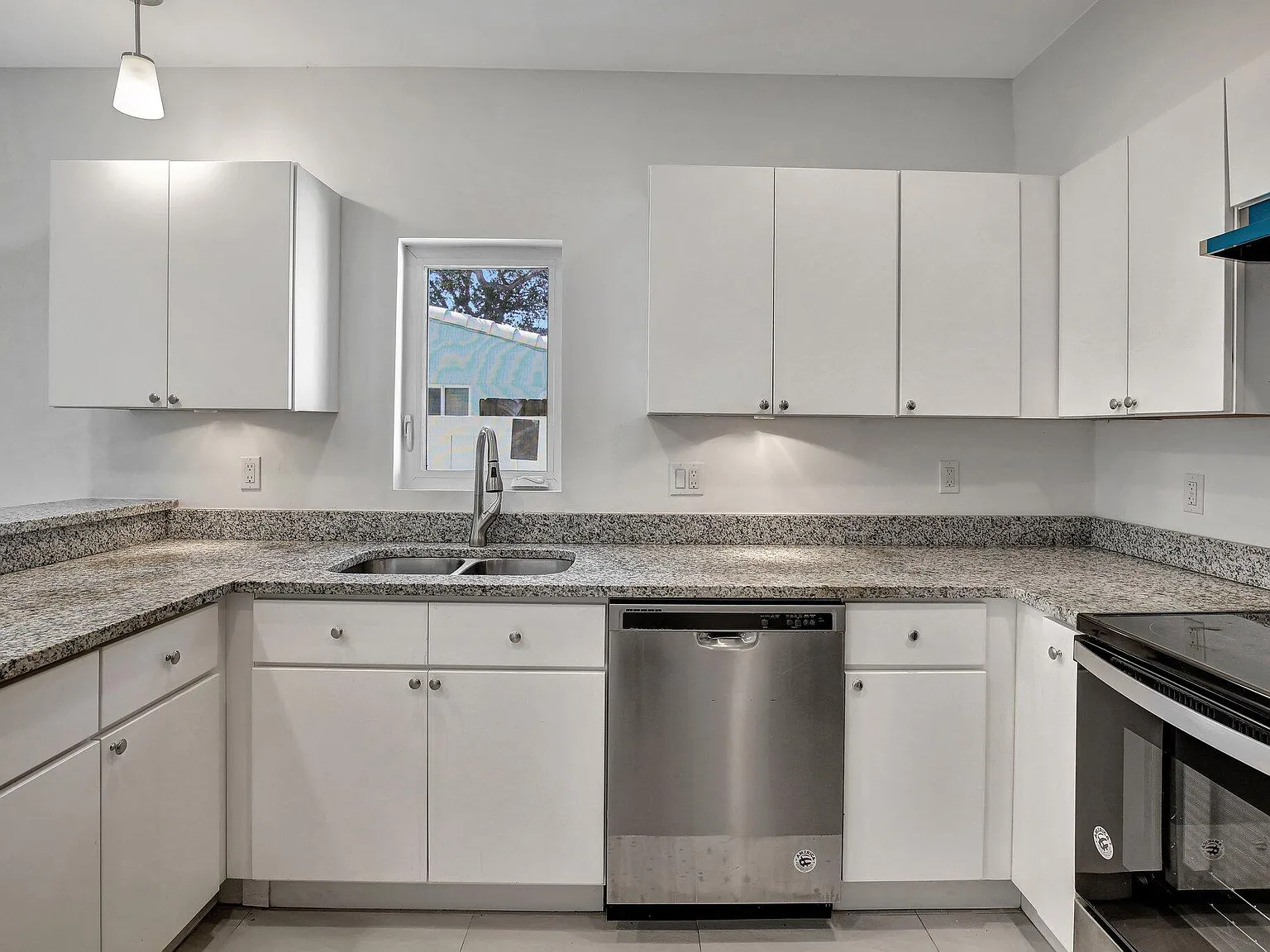 3 bed, 2.5 bath, 1284 sqft, $3,300 — Photo 4