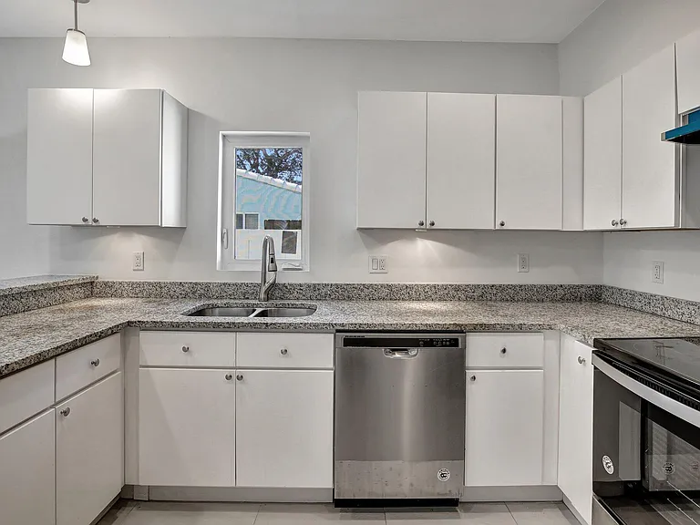 1102 S 20th Ave #1102 — Photo 4