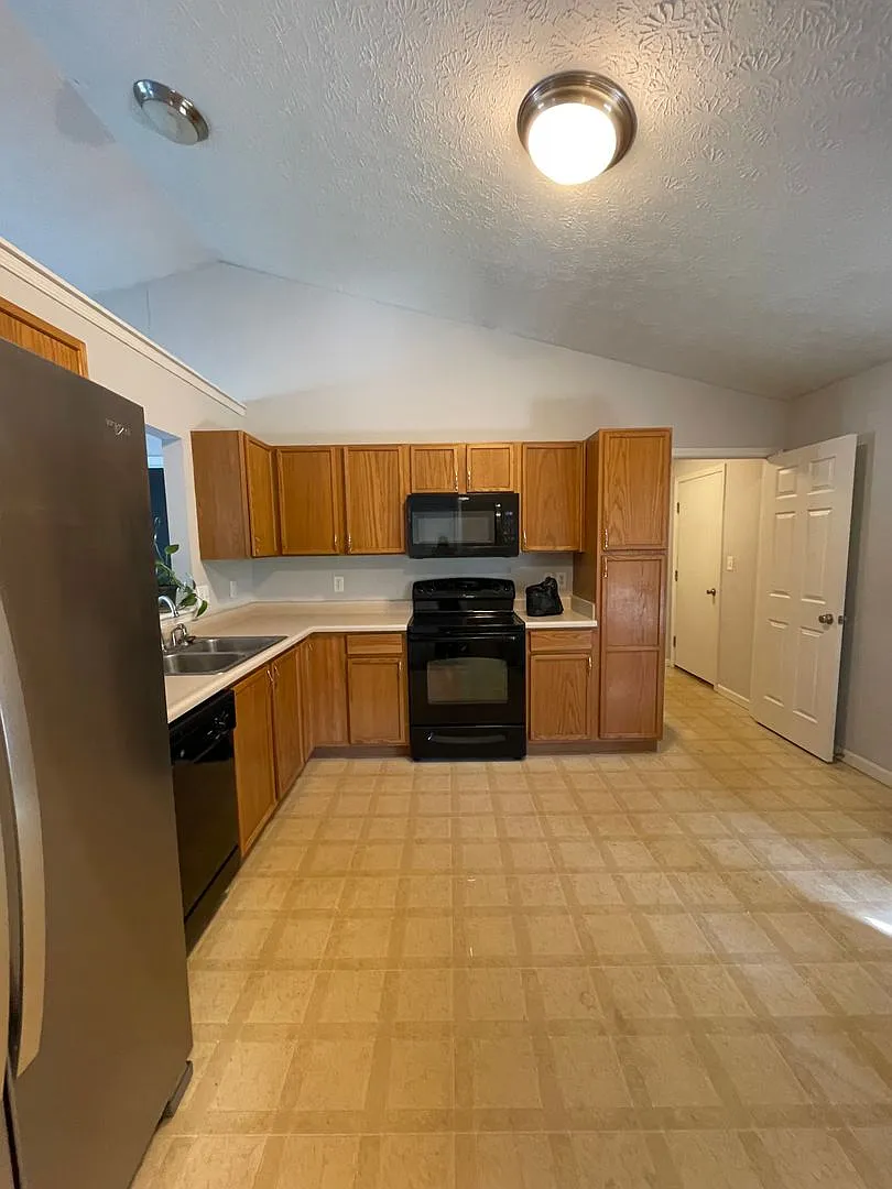 3 Bedroom Single Family Home — Photo 3