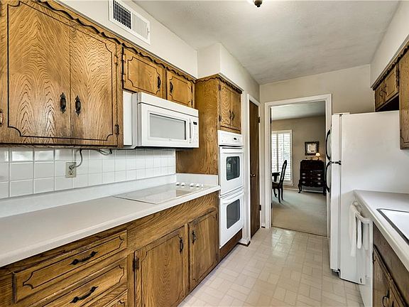 4th image of 1318 Comanche Dr