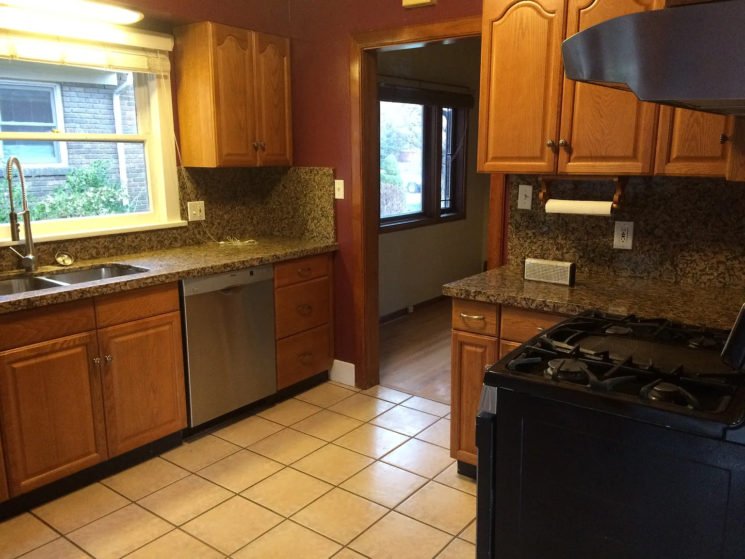 3 bed, 2348 sqft, $3,900 — Photo 4