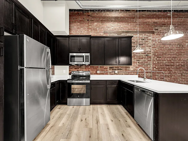 235 N Market Ave — Photo 29