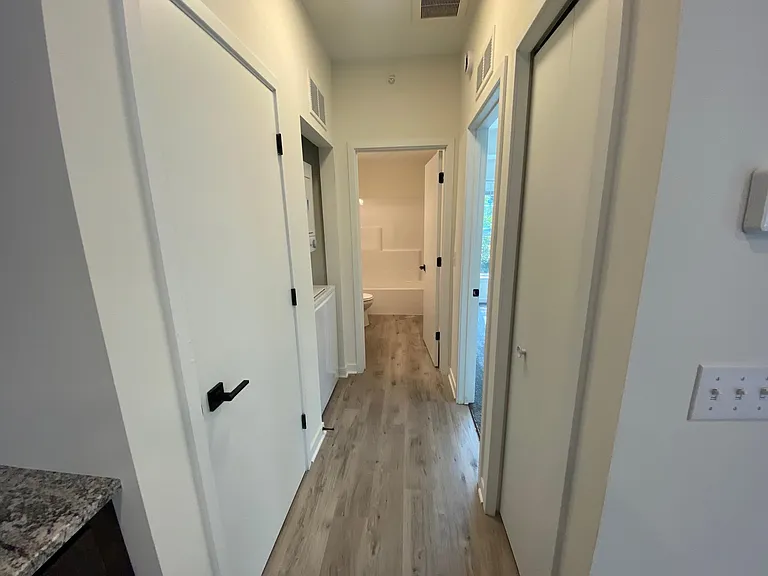 2212 W Stewart Ave #6 — Photo 8