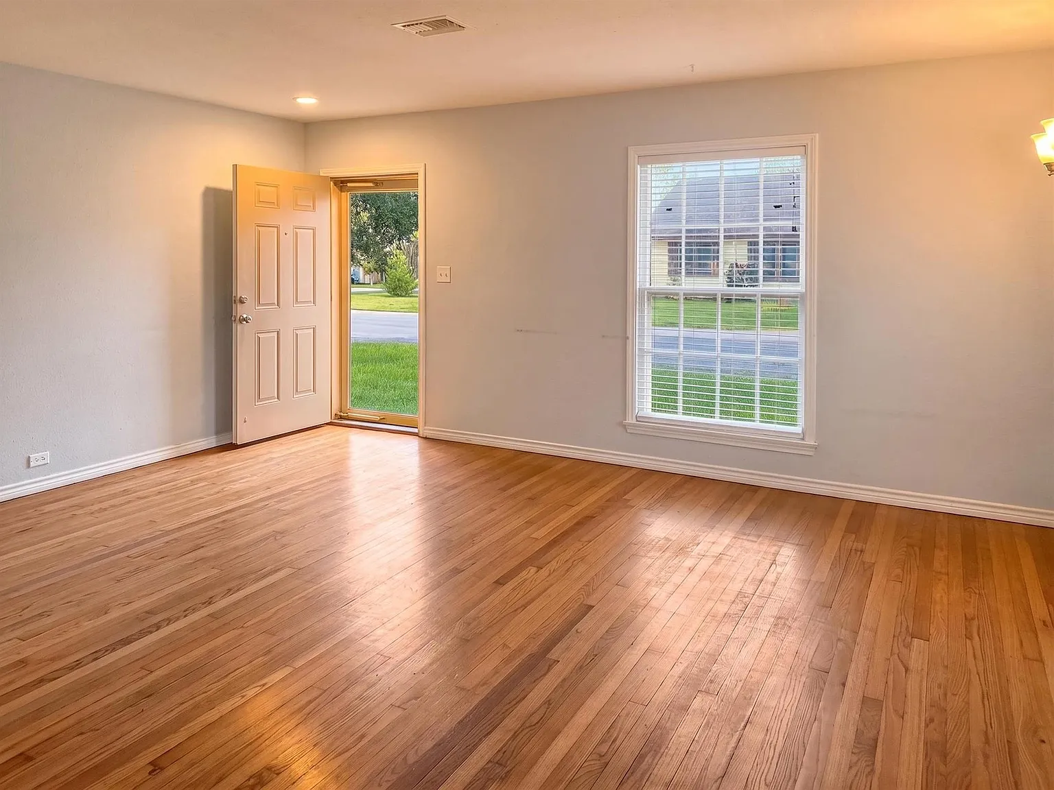 3 bed, 2.0 bath, 1596 sqft, $1,750 — Photo 4