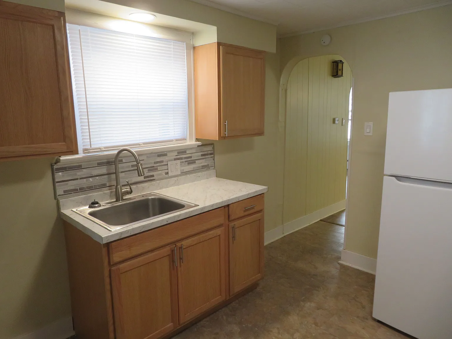 3 bed, 1.0 bath, 1112 sqft, $1,050 — Photo 3