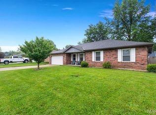 624 Deerfield Dr, Swansea, IL