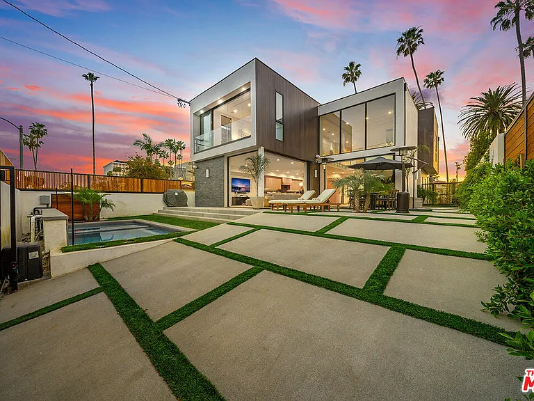 200 N Doheny Dr — Photo 10