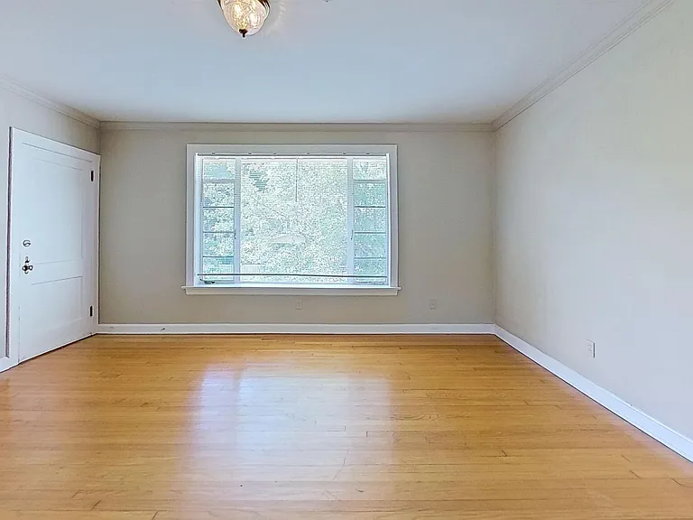 charming 2-bedroom, 1-bath upstairs rental — Photo 14