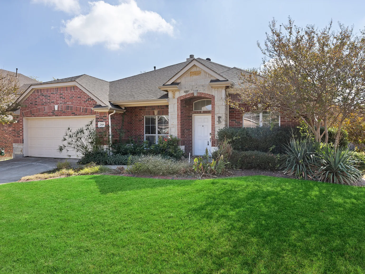 5 bed, 2759 sqft, $8,942 — Photo 2
