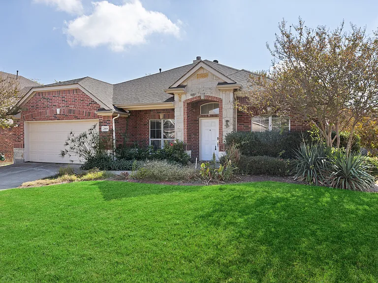 2919 Abby Ln — Photo 3