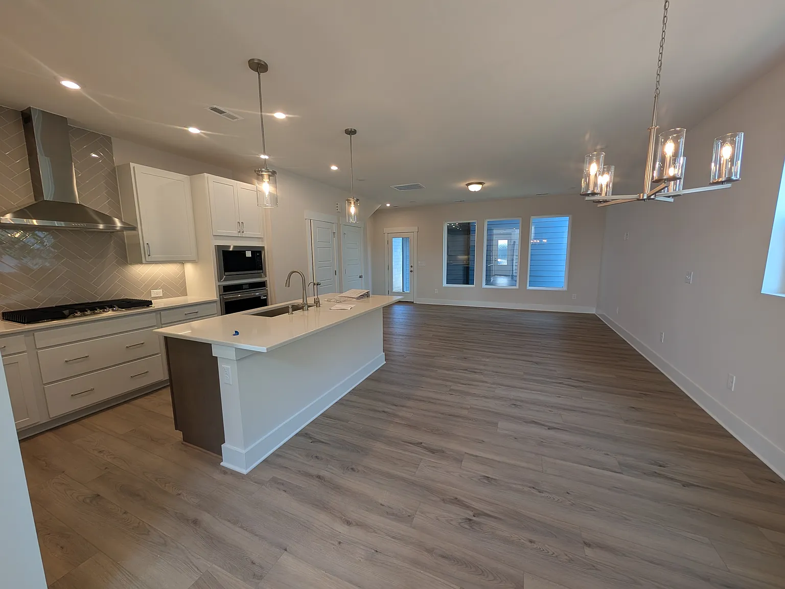 4 bed, 3.5 bath, 2294 sqft, $2,649 — Photo 2