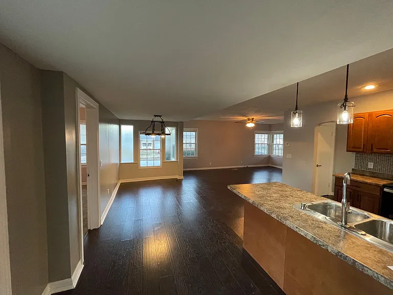 1541 S Kickapoo Ave — Photo 12