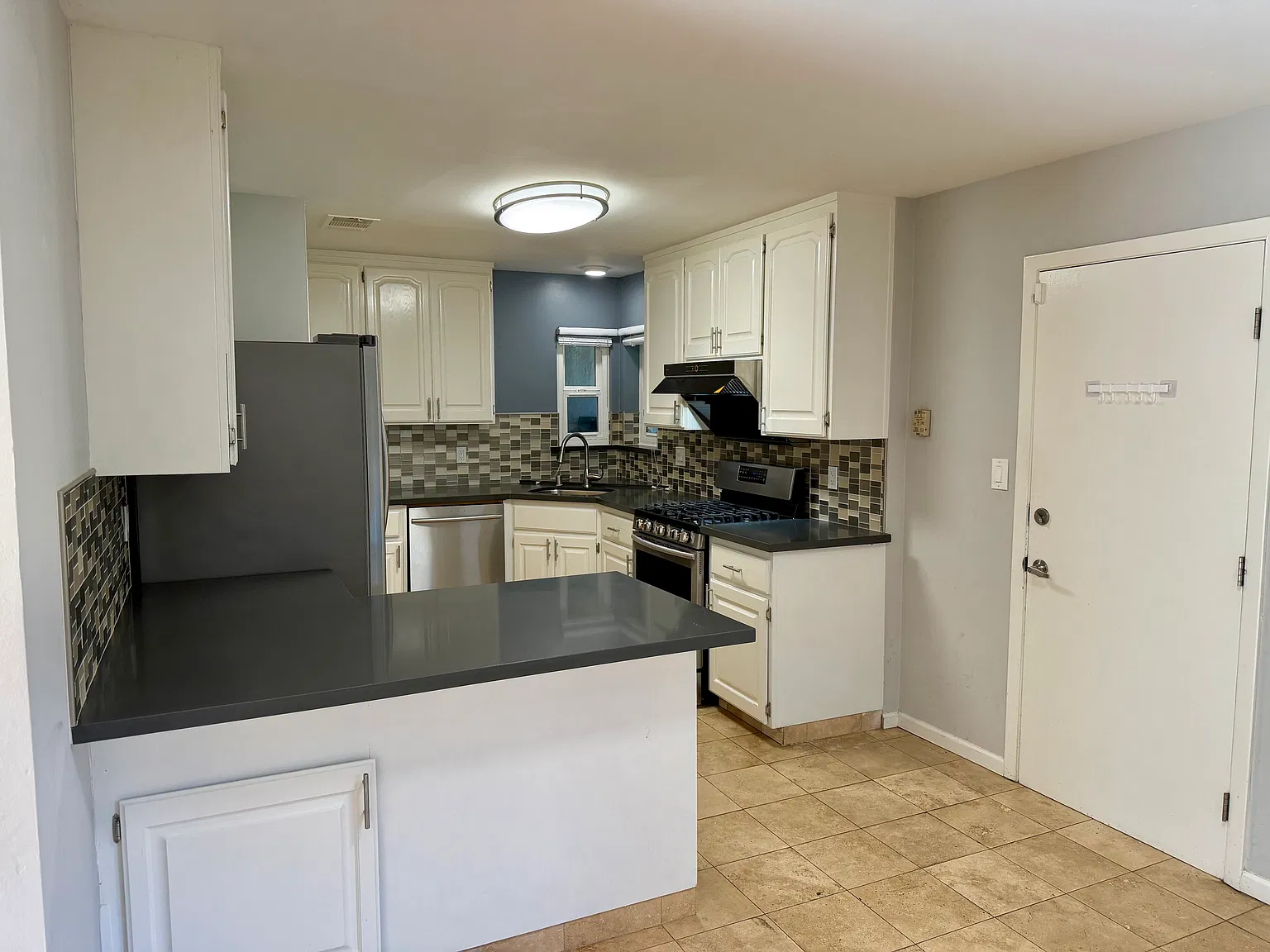 3 bed, 1250 sqft, $6,000 — Photo 3
