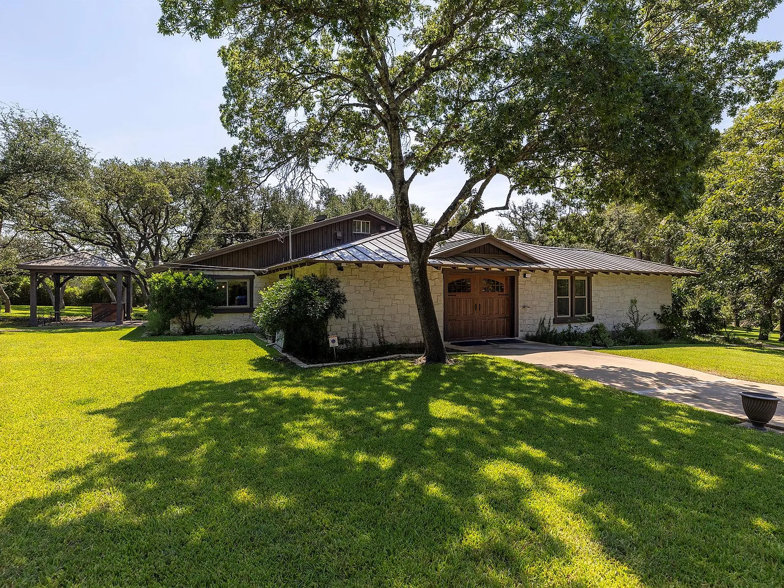 4 bed, 3.5 bath, 3800 sqft, $18,000 — Photo 4