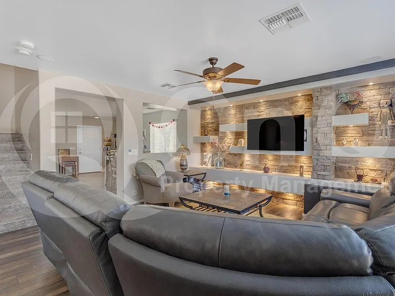 2561 N Hawthorn Dr — Photo 22