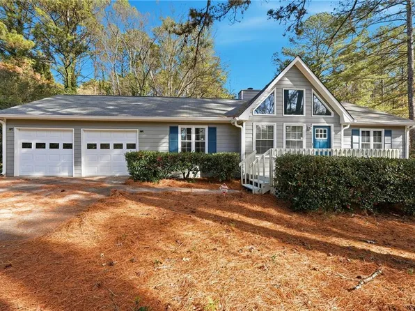 3755 Creekwood Dr, Loganville, GA 30052