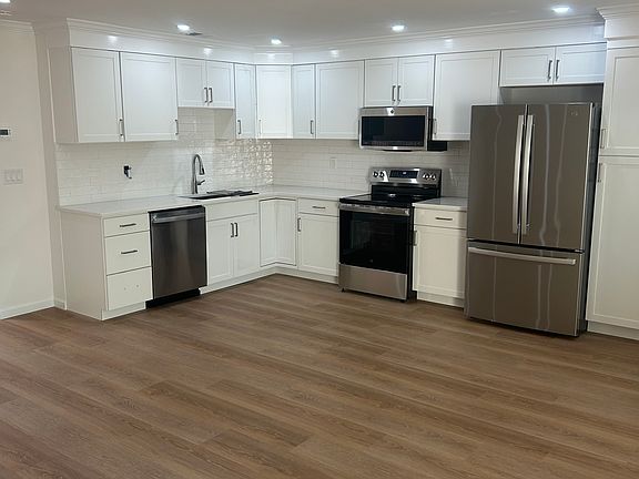 5th image of 105 Village Rd APT D