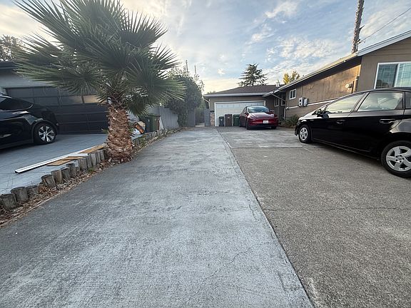 2nd image of 6 Trellis Dr #B