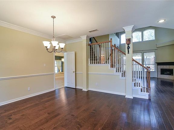 5th image of 9 Lake Glen Ct
