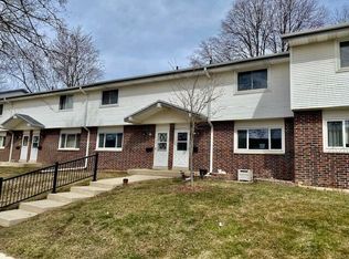 815 Ridgeway Dr, Pewaukee, WI 53072
