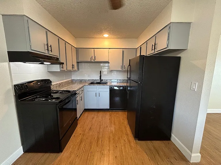 Cottonwood Creek Apartments — Photo 35
