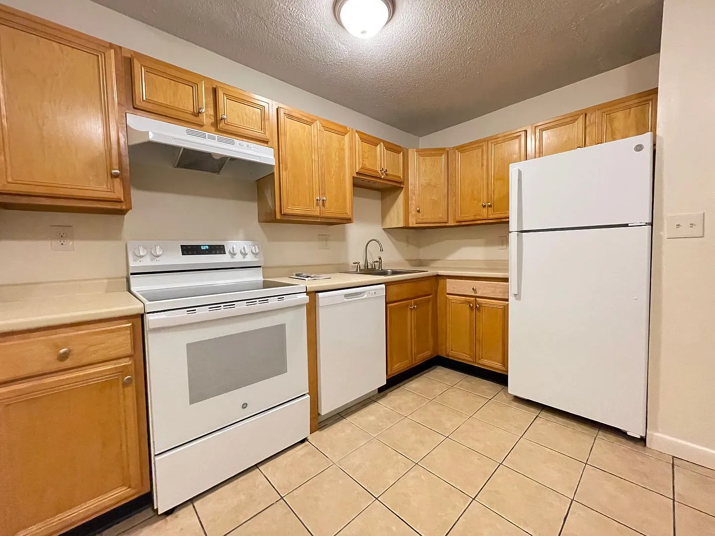 2 bed, 1.0 bath, 658 sqft, $1,625 — Photo 2
