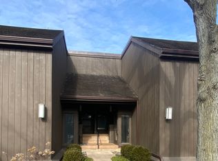 329 Woodview Rd APT B, Lake Barrington, IL 60010