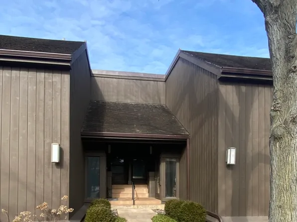 329 Woodview Rd APT B, Lake Barrington, IL 60010