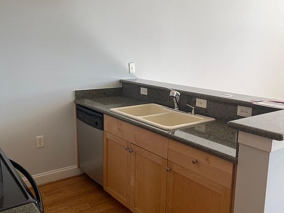 5th image of 1414 W Marshall St APT 503