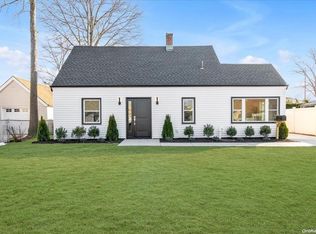 6 Clover Ln, Levittown, NY 11756