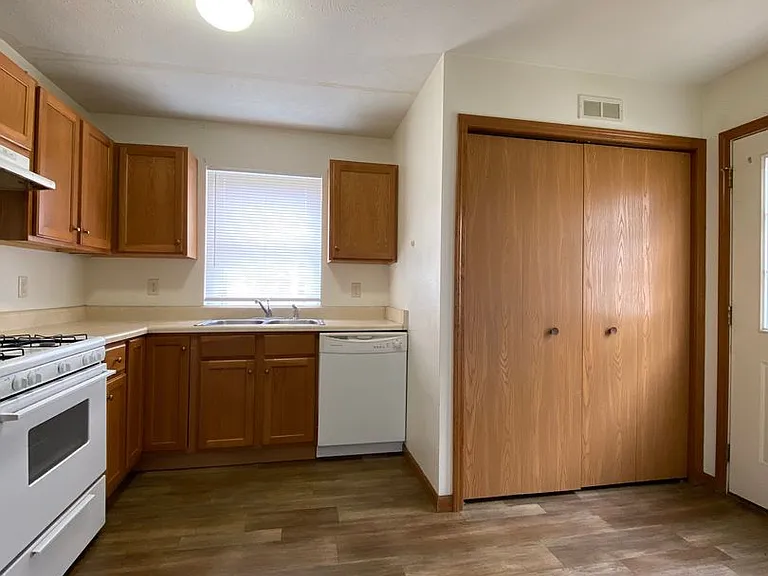 275 Woodridge Ct — Photo 30