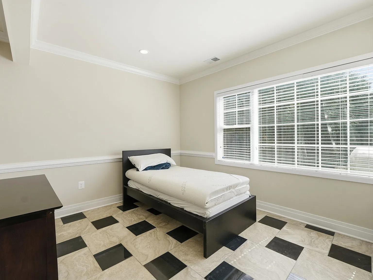 2 bed, $3,000 — Photo 3