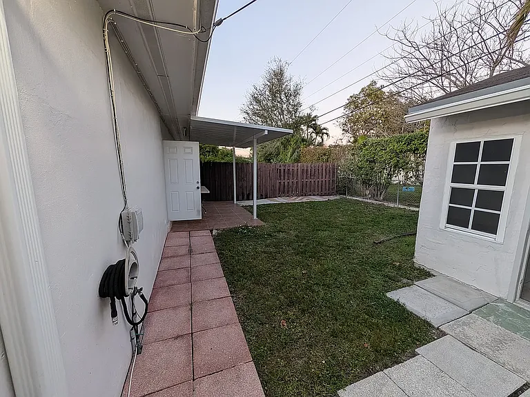 1037 SW 76th Ave — Photo 18