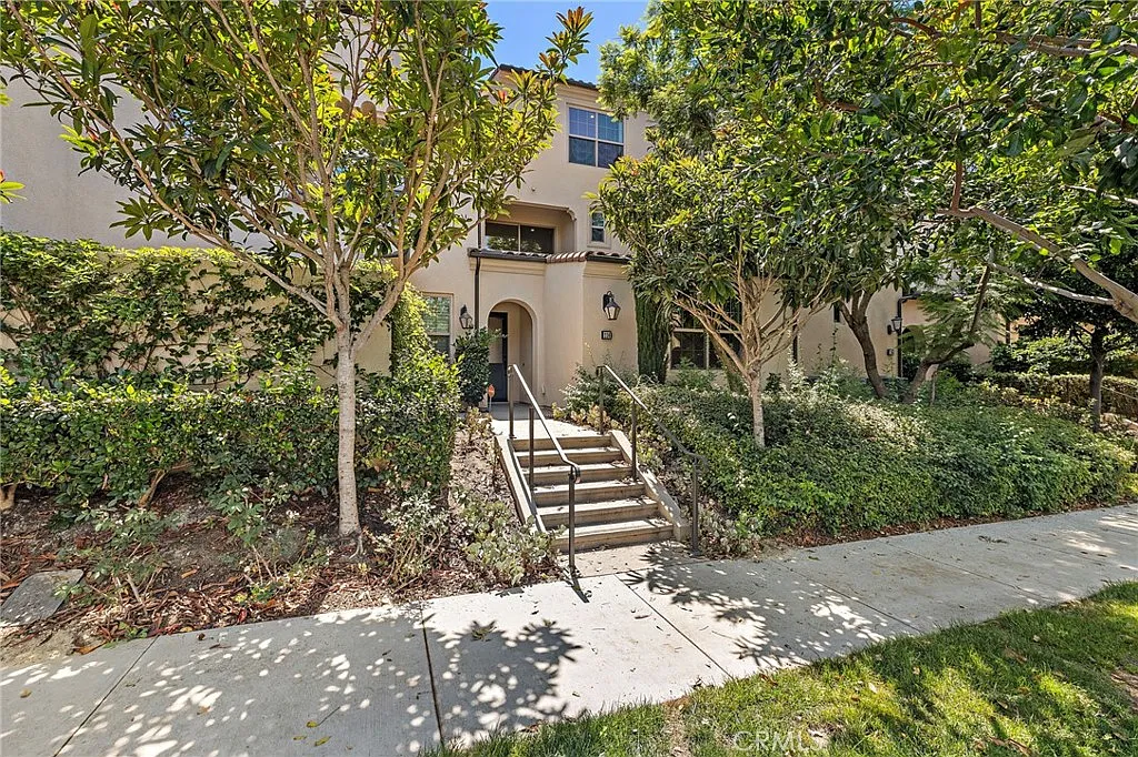 3 bed, 3.5 bath, 1500 sqft, $4,800 — Photo 1