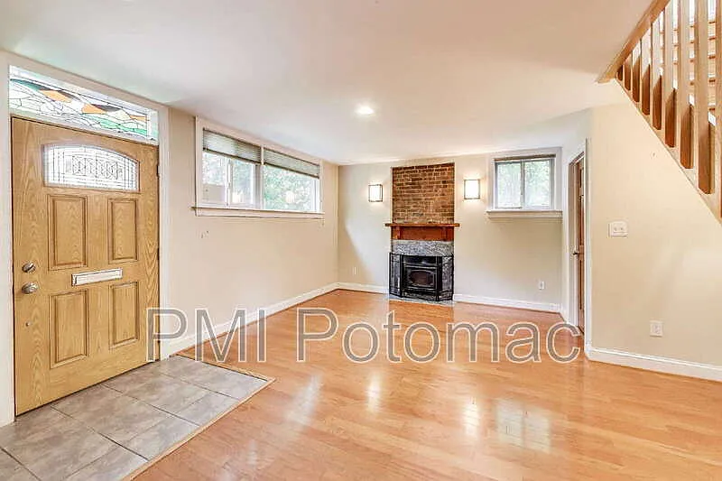 3 bed, 2.0 bath, 1576 sqft, $3,100 — Photo 3
