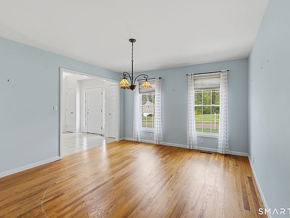 5th image of 8 Brockett Road