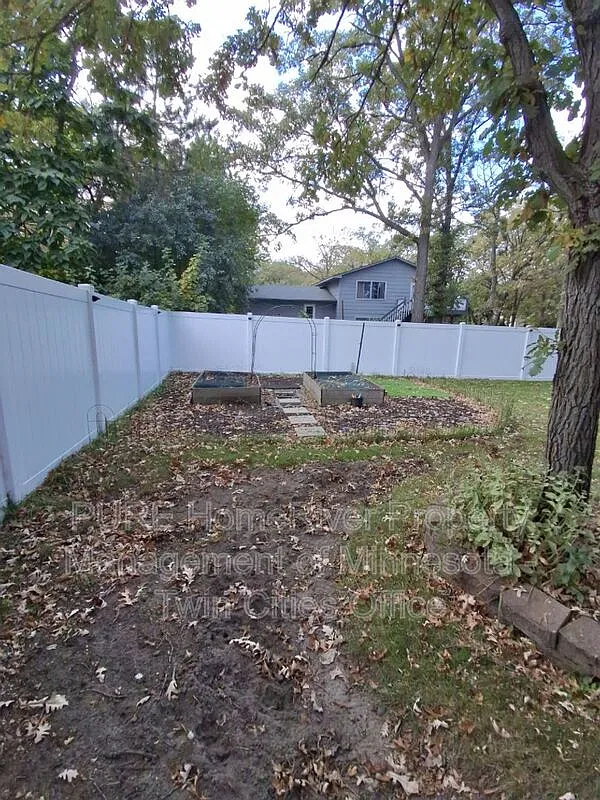 4 bed, 2.0 bath, 1094 sqft, $2,900 — Photo 3