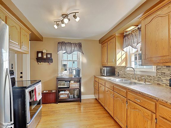 Kitchen with tiled backsplash