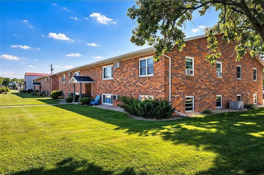 2 bed, 1.0 bath, 10000 sqft, $1,100 — Photo 1