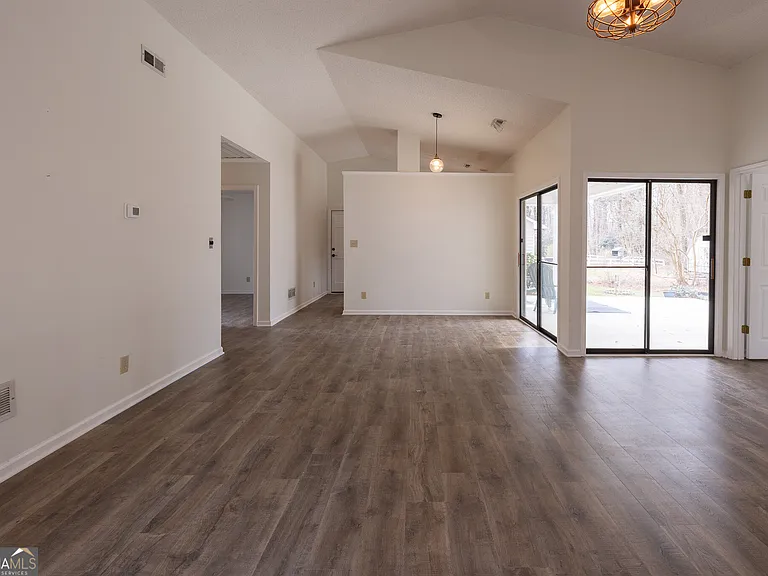 112 Glendale Dr — Photo 3