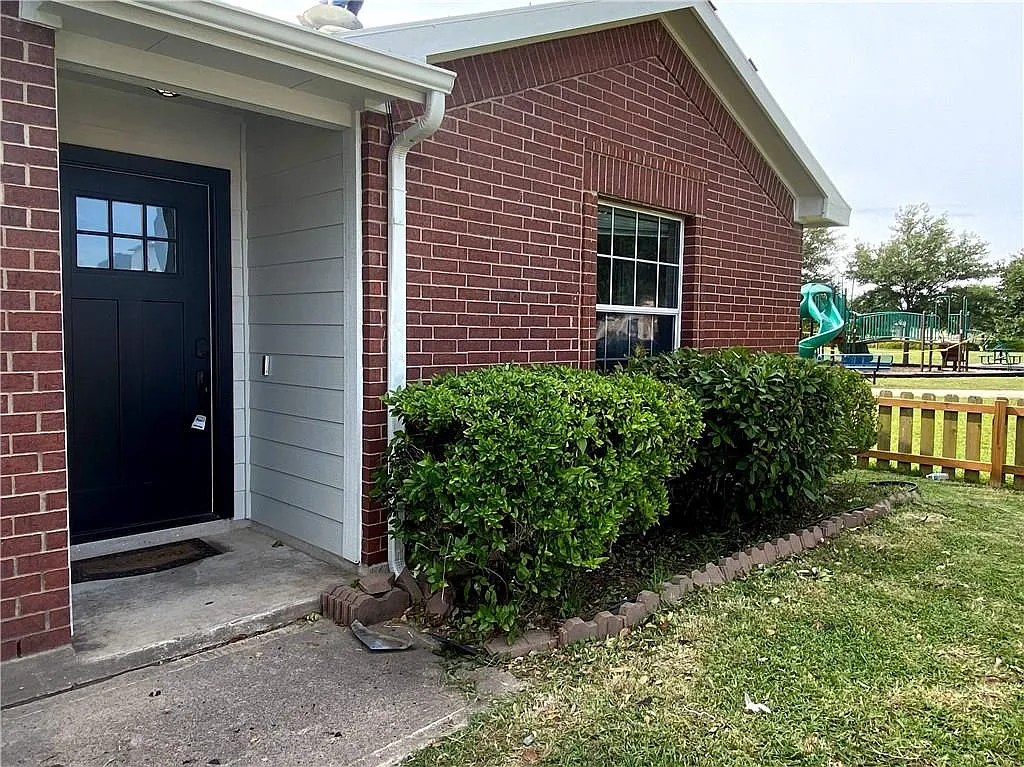 3 bed, 2.0 bath, 1398 sqft, $1,850 — Photo 1